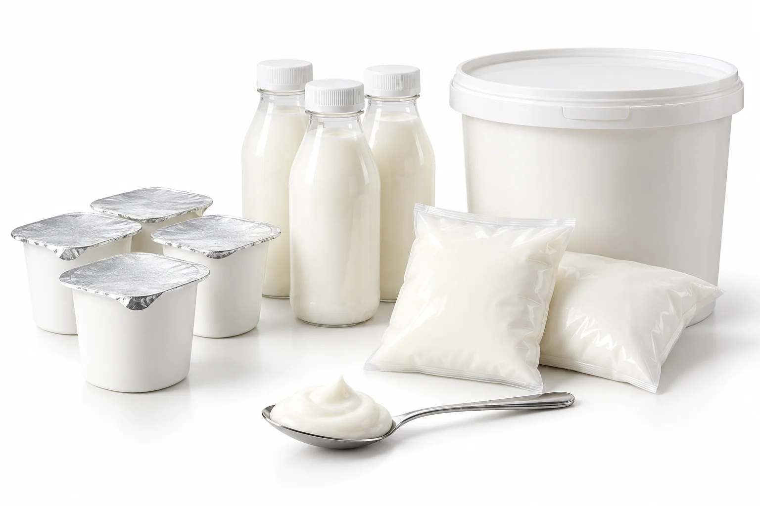 ヨーグルトカップ、牛乳のようなパウチ、飲みやすいヨーグルトボトル、そして大きめの容器